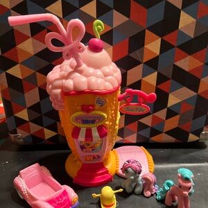 Ponyville My Little Pony Ice Cream Shake Diner W/ Car & 2 Figures Collectible